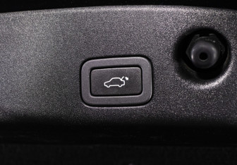 Подержанный автомобиль Jaguar XJ 2016 года (78 фото)