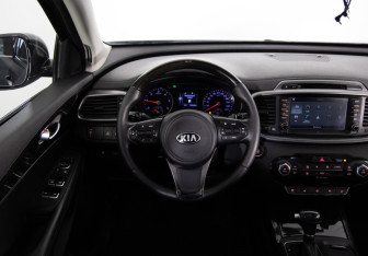 Подержанный автомобиль Kia Sorento 2016 года (10 фото)