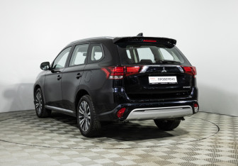 Подержанный автомобиль Mitsubishi Outlander 2022 года (7 фото)