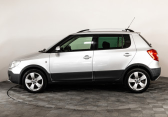 Подержанный автомобиль Skoda Fabia Hatchback 2011 года (8 фото)