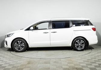 Подержанный автомобиль Kia Carnival 2020 года (8 фото)