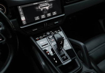 Подержанный автомобиль Porsche Cayenne 2018 года (23 фото)