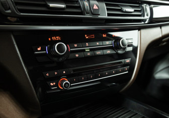 Подержанный автомобиль BMW X5 2015 года (19 фото)