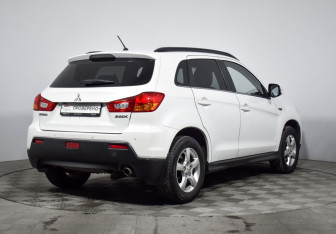 Подержанный автомобиль Mitsubishi ASX 2011 года (5 фото)