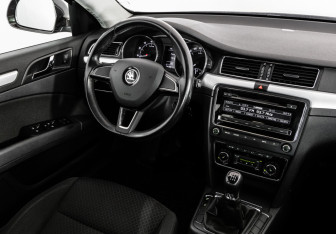 Подержанный автомобиль Skoda Superb Liftback 2014 года (14 фото)