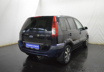 Подержанный автомобиль Ford Fusion 2006 года (5 фото)