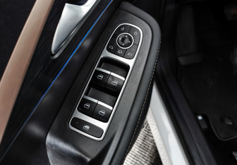 Подержанный автомобиль Omoda C5 2023 года (10 фото)