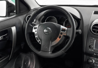 Подержанный автомобиль Nissan Qashqai 2009 года (16 фото)