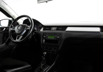 Подержанный автомобиль Skoda Rapid Liftback 2015 года (9 фото)