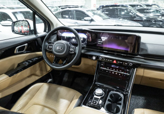 Подержанный автомобиль Kia Carnival 2020 года (17 фото)