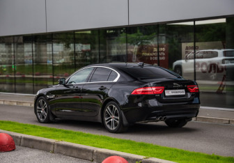 Подержанный автомобиль Jaguar XE 2017 года (8 фото)