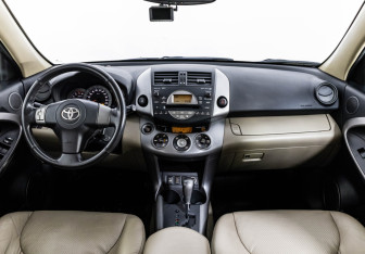Подержанный автомобиль Toyota RAV4 2006 года (10 фото)