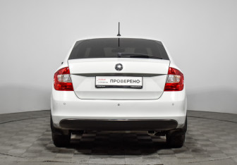Подержанный автомобиль Skoda Rapid Liftback 2015 года (6 фото)