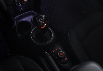 Подержанный автомобиль MINI Hatch 2020 года (18 фото)