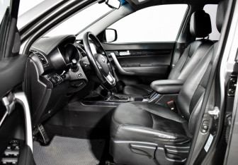 Подержанный автомобиль Kia Sorento 2015 года (10 фото)