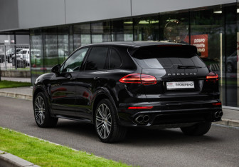 Подержанный автомобиль Porsche Cayenne 2015 года (8 фото)