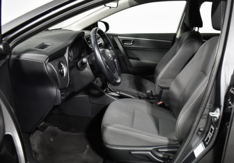 Подержанный автомобиль Toyota Corolla Sedan 2016 года (10 фото)