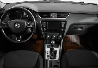 Подержанный автомобиль Skoda Octavia Liftback 2016 года (14 фото)