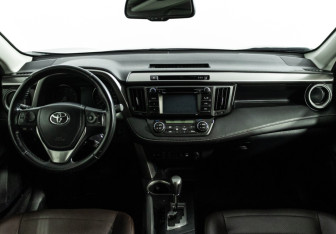 Подержанный автомобиль Toyota RAV4 2016 года (13 фото)
