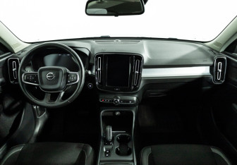 Подержанный автомобиль Volvo XC40 2019 года (13 фото)