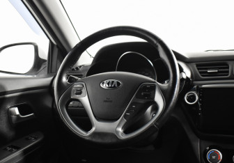 Подержанный автомобиль Kia Rio Sedan 2015 года (14 фото)