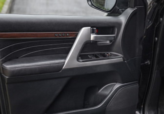 Подержанный автомобиль Toyota Land Cruiser Suv 2020 года (26 фото)