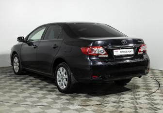 Подержанный автомобиль Toyota Corolla Sedan 2012 года (7 фото)
