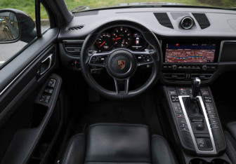 Подержанный автомобиль Porsche Macan 2019 года (10 фото)