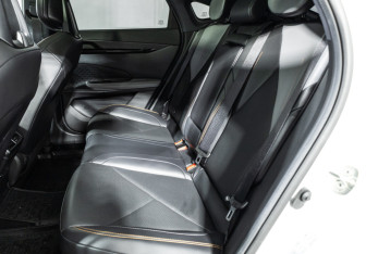 Подержанный автомобиль Changan UNI-V 2023 года (10 фото)