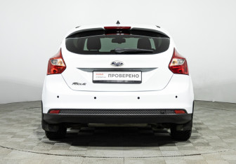 Подержанный автомобиль Ford Focus Hatchback 2012 года (6 фото)