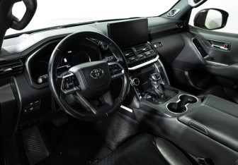 Подержанный автомобиль Toyota Land Cruiser Suv 2021 года (11 фото)