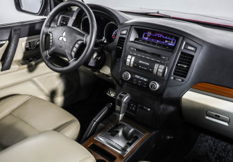 Подержанный автомобиль Mitsubishi Pajero 2007 года (9 фото)