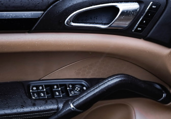 Подержанный автомобиль Porsche Cayenne 2011 года (28 фото)