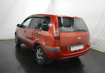 Подержанный автомобиль Ford Fusion 2006 года (7 фото)