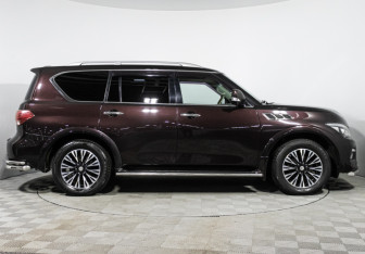 Подержанный автомобиль Infiniti QX80 2015 года (4 фото)