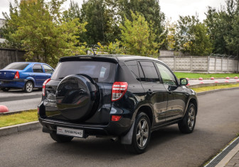 Подержанный автомобиль Toyota RAV4 2012 года (6 фото)