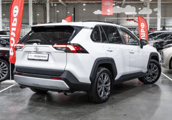 Подержанный автомобиль Toyota RAV4 2023 года (9 фото)