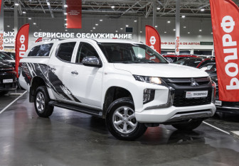 Подержанный автомобиль Mitsubishi L200 2022 года (5 фото)
