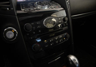 Подержанный автомобиль Infiniti QX70 2014 года (16 фото)