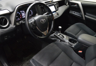 Подержанный автомобиль Toyota RAV4 2016 года (9 фото)