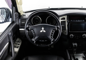 Подержанный автомобиль Mitsubishi Pajero 2017 года (12 фото)