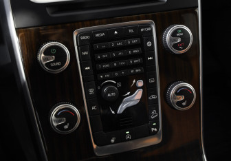 Подержанный автомобиль Volvo V60 Cross Country 2015 года (16 фото)