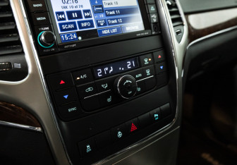 Подержанный автомобиль Jeep Grand Cherokee 2012 года (16 фото)