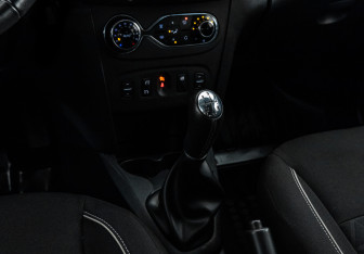 Подержанный автомобиль Renault Sandero 2019 года (11 фото)