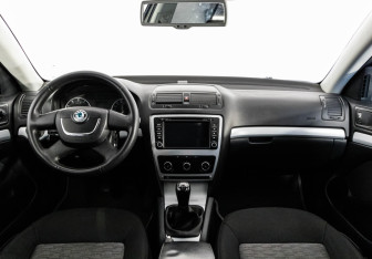 Подержанный автомобиль Skoda Octavia Liftback 2010 года (10 фото)