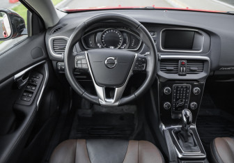Подержанный автомобиль Volvo V40 Cross Country 2019 года (12 фото)