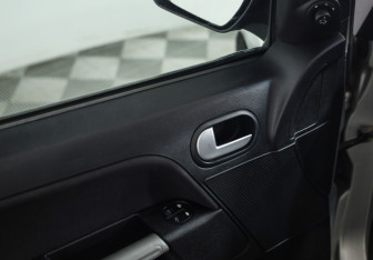 Подержанный автомобиль Ford Fusion 2007 года (16 фото)