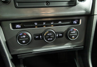 Подержанный автомобиль Volkswagen Golf Hatchback 2013 года (15 фото)