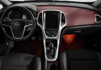 Подержанный автомобиль Opel Astra Hatchback 2012 года (13 фото)