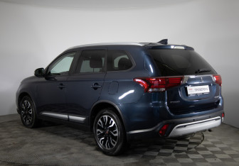 Подержанный автомобиль Mitsubishi Outlander 2019 года (7 фото)
